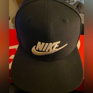 Black classic Nike SnapBack hat 🧢✔️